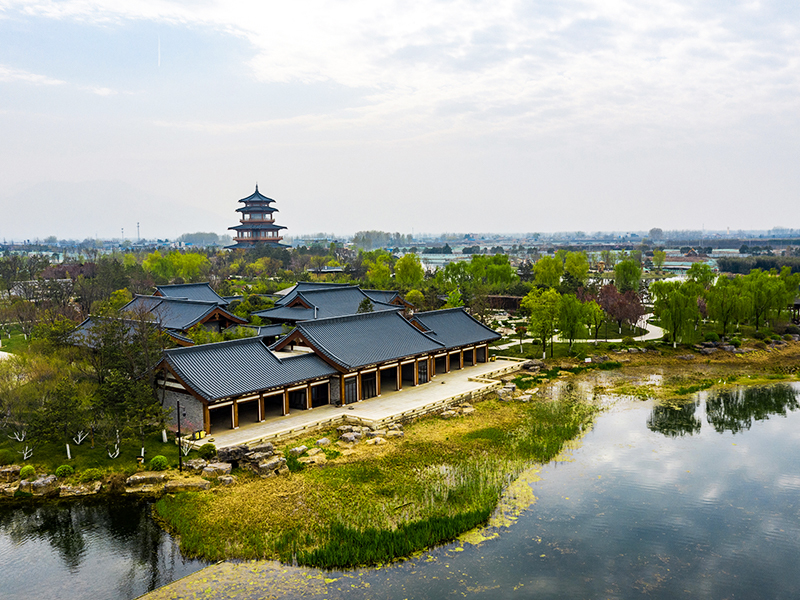 Edificio con struttura in legno sul lago Xi'an Meibei