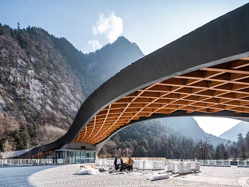 Strutture di servizio con struttura in legno per i turisti a Jiuzhaigou